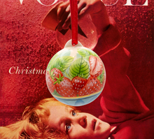 Cargar imagen en el visor de la galería, BOLA DE NAVIDAD PARA COLGAR - FRESAS EN UN PLATO